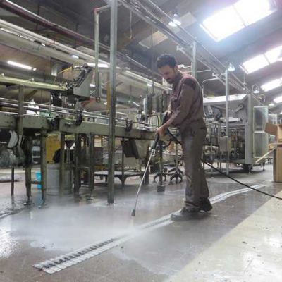 استفاده از تجهیزات مناسب در نظافت کارگاه های صنعتی