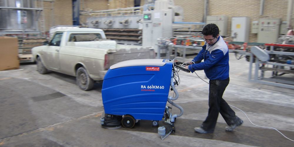 نظافت سالن تولید با دستگاه اسکرابر برقی