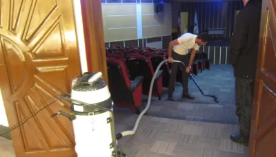 نظافت سالن سینما با جاروبرقی